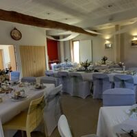 Salle de réception tables dressées & dais posés par La Croisée des Possibles, décoration personnalisée par les signataires
