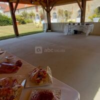 Buffet en extérieur pour un repas en salle en été, bar installé en terrasse