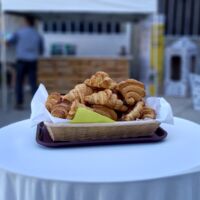 Printemps été automne avec votre bar et son barnum en terrasse, croissants tout frais dès l'accueil