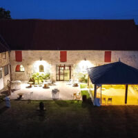La Croisée des Possibles éclairée le soir