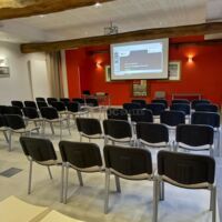 Réunion professionnelle salle installée équipée
