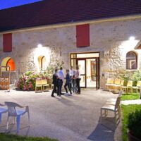 Terrasse éclairée avec véranda d'avril à octobre