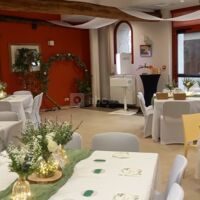 Salle de réception pour déjeuner suivi d'un brunch avec jeux l'après-midi en salle et en véranda