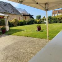 Chaises installées en véranda, cocktail au bar en terrasse donnant sur le jardin clos