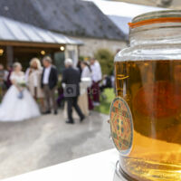 Terrasse avec les participants, accès à la véranda, au bar et au jardin