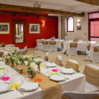Salle, décoration et fleuriste installés par le domaine