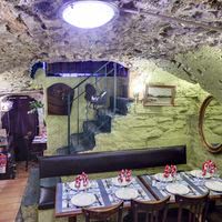 Le Caveau