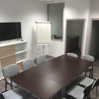 Salle équipée avec paperboard et téléviseur