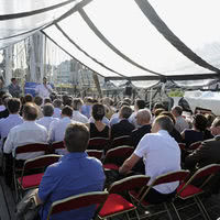 Conférence assise sur le pont supérieur du Belem