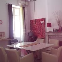 Salle Paradis (35 m²), capacité 6-8 personnes max (aussi retour client avec glace sans tain)