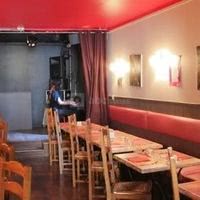 Salle de restaurant avec scène