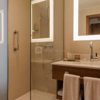Salle de bain avec douche ou baignoire