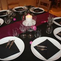 Table dressée pour une fête en salle de banquet