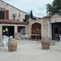 La terrasse et l'entrée principale de la salle