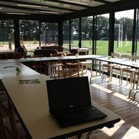 Petite salle avec vue sur le parc: jeux enfants, paintball, ..