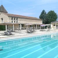 Salle polyvalente et restaurant avec piscine