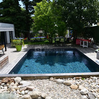 La piscine, et son pavillon de réunion à gauche