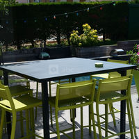 Terrasse du pavillon de la piscine