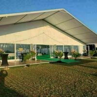 Barnum 500 personnes pour entreprise sur parquet tables chaises office traiteur sanitaires