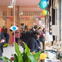 Marché de créateurs dans la bibliothèque