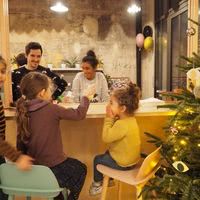 Marché de créateurs dans la bibliothèque, vue sur la cuisine