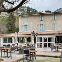 Vue extérieure de l'hôtel et sa terrasse