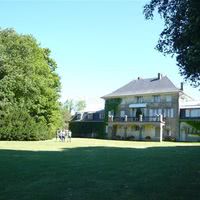 Pelouse devant le lac