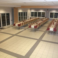 Espace loisirs devant les tables