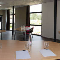 Salon 120 m2 : Disposition épi jusqu'à 30 personnes