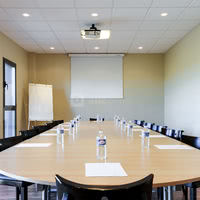 Salle de réunion avec projecteur