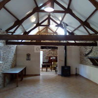 Intérieur de la salle de réception avec chauffage par deux pôele à bois