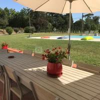 La terrasse et la piscine des Ecuries