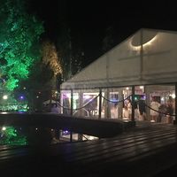 Barnum et piscine la nuit