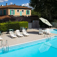 Piscine et hôtel