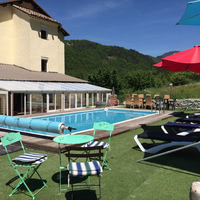 Piscine à l'arrière de la maison