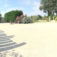 Parc extérieur avec espaces fleuris