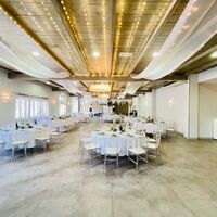 Grande salle de mariage avec décoration plafond