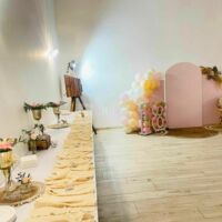 Salle Annexe 80m2 pour fête familiale avec mobilier, comptoir bar, armoire réfrigérée et congélateur. Location Photobooth