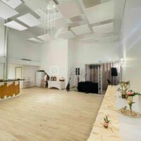 Salle Annexe pour Cocktail avec mobilier, comptoir bar, armoire réfrigérée et congélateur