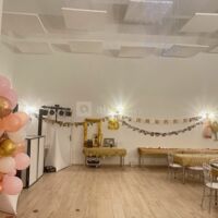 Salle Annexe avec mobilier et arche à ballons