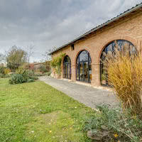 Jardin devant la salle à manger de la maison