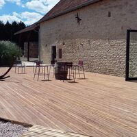 Terrasse de la salle de réception de la grange