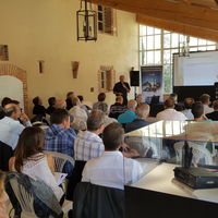 Conférence dans le grand salon de la Gariguette