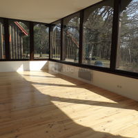 Salle avec baies vitrées