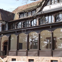 Salle avec baies vitrées vue de l'extérieur