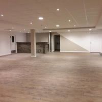 Salle vide avec au fond le bar