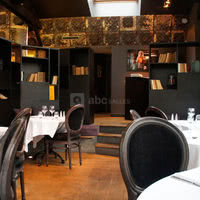 PETIT SALON EN BIBLIOTHEQUE
