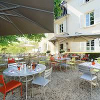 Vue de la terrasse au Marronnier - restaurant Le GRILL DU CHATEAU
