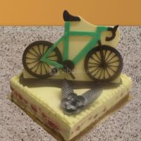 Croustillant aux framboises avec vélo en chocolat