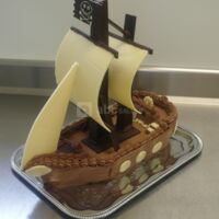 Croustillant au chocolat en forme de bateau pirate